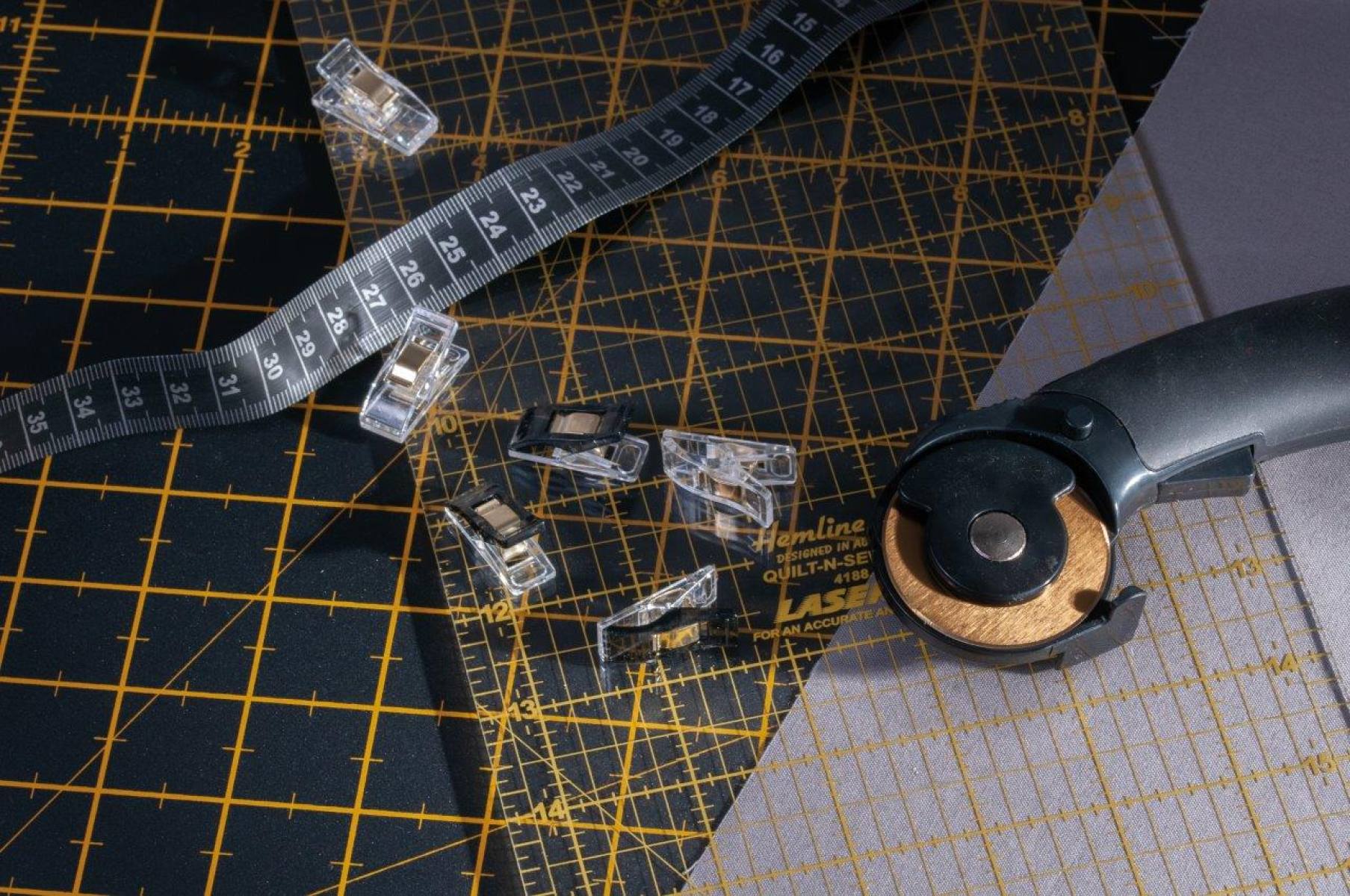 Hemline Gold Stoffclips small, weiss & schwarz